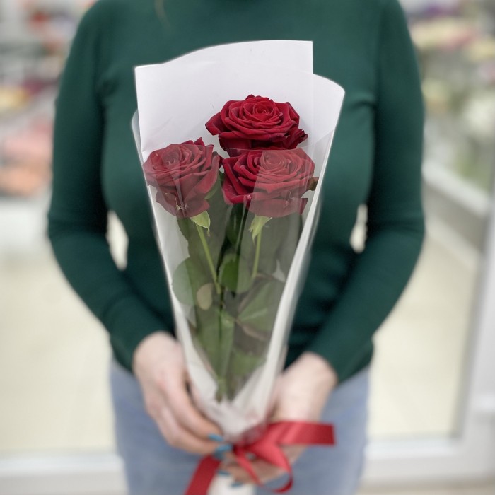 3 высокие красные розы